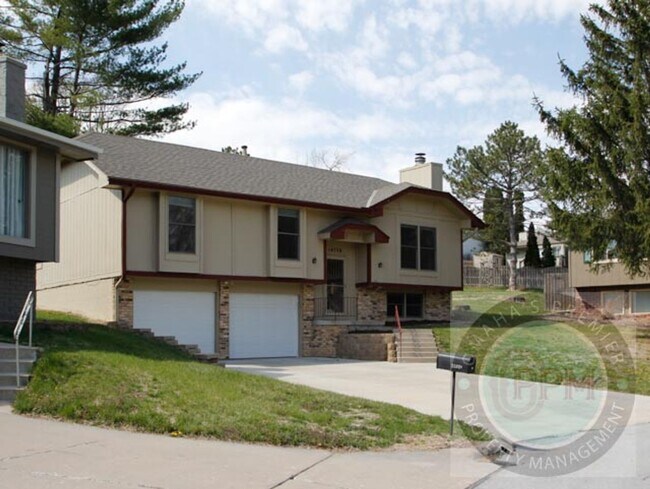 Building Photo - Millard 3 bed 3 bath with Park Access!