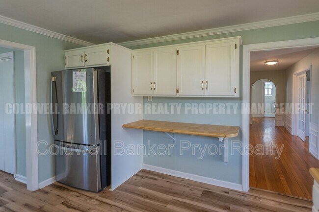 Building Photo - 323 Walsh Rd