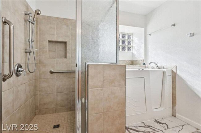 Building Photo - SPACIOUS 3BEDROOM SINGLE STORY TOWNHOME IN...