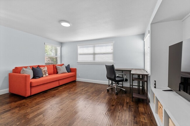 Building Photo - 607 S Alamo St