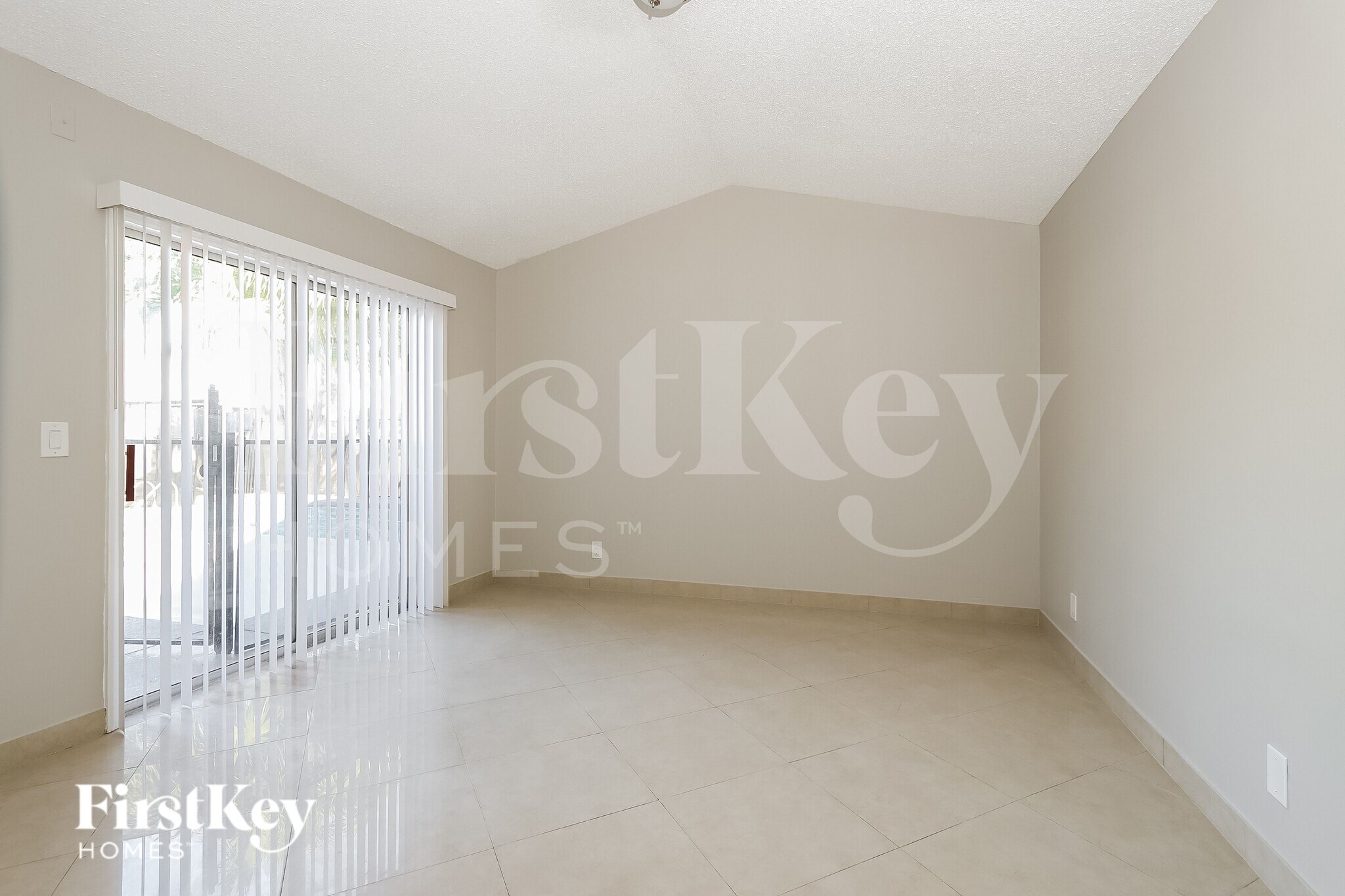 Building Photo - 6321 Hollywood St