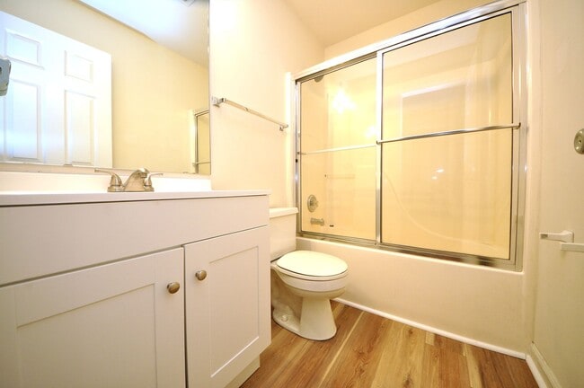 Building Photo - Beautiful Renovated 3 Bedroom 3 Bathroom i...
