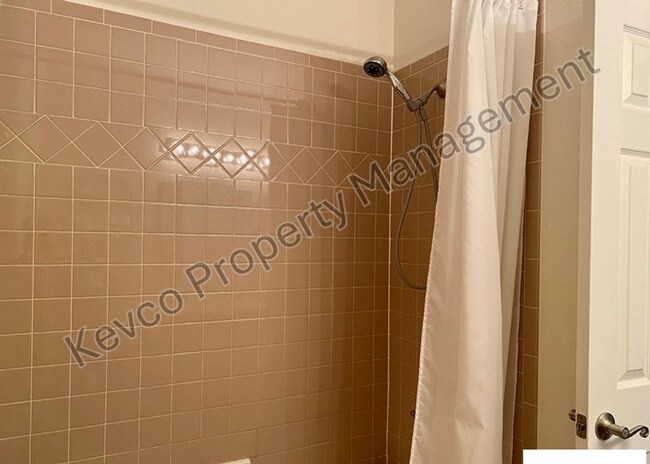 Building Photo - Live, Work, Relax - Comfortable Townhouse with AC