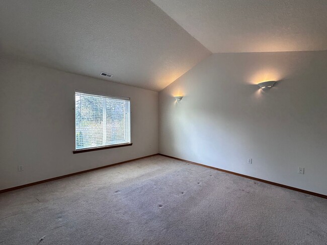 Building Photo - Welcome to this spacious and inviting single-family home w/fully fenced backyard! New Carpet Inst...