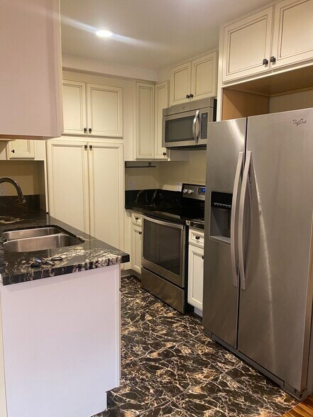Kitchen - 8710 Delgany Ave