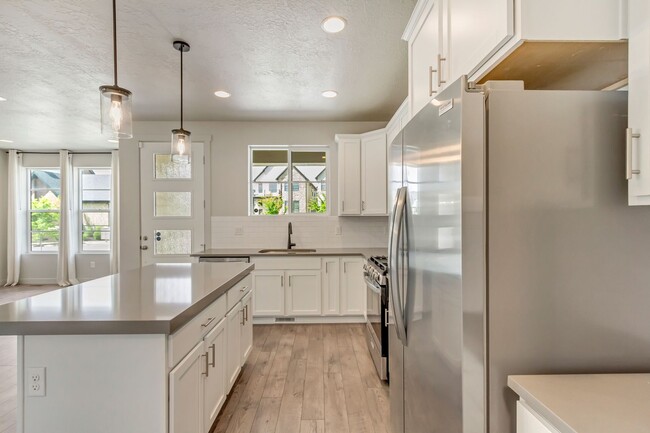Building Photo - 4 Bedroom 3 Bathroom Home in Eagle Mountain!