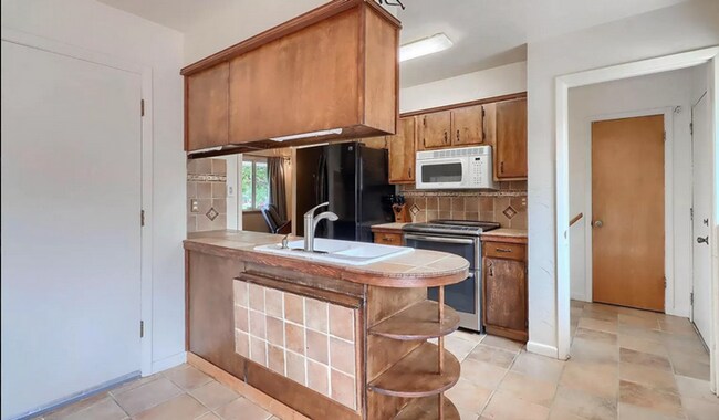 Building Photo - Huge room in a large shared home, private bathroom, great neighborhood, friendly roommates!