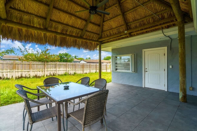 Building Photo - 340 SE 3rd Ct