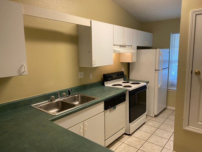 Building Photo - Great townhome in Northeast Pensacola!