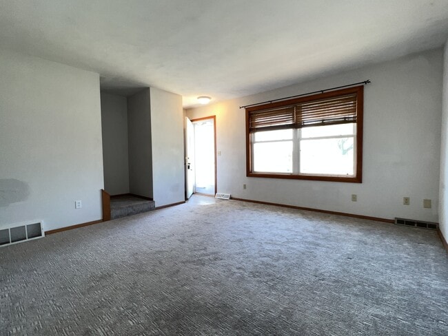 Building Photo - 3745 Hillcrest Rd