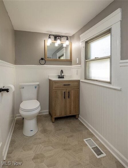 Building Photo - 353 S Maple St