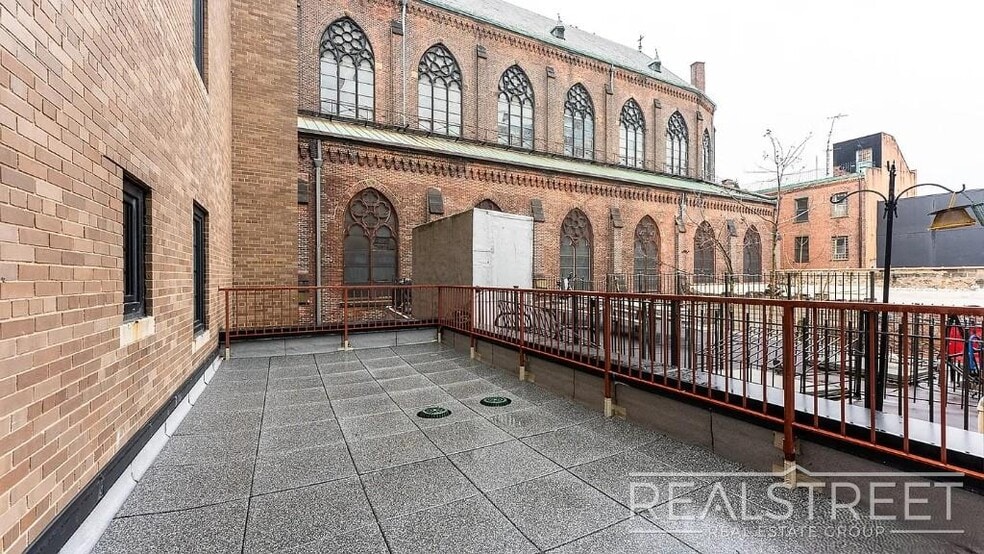 Building Photo - Montrose Avenue