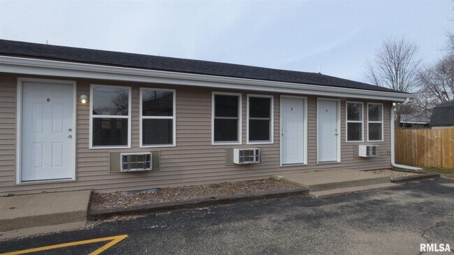 Building Photo - 2703 Pine St