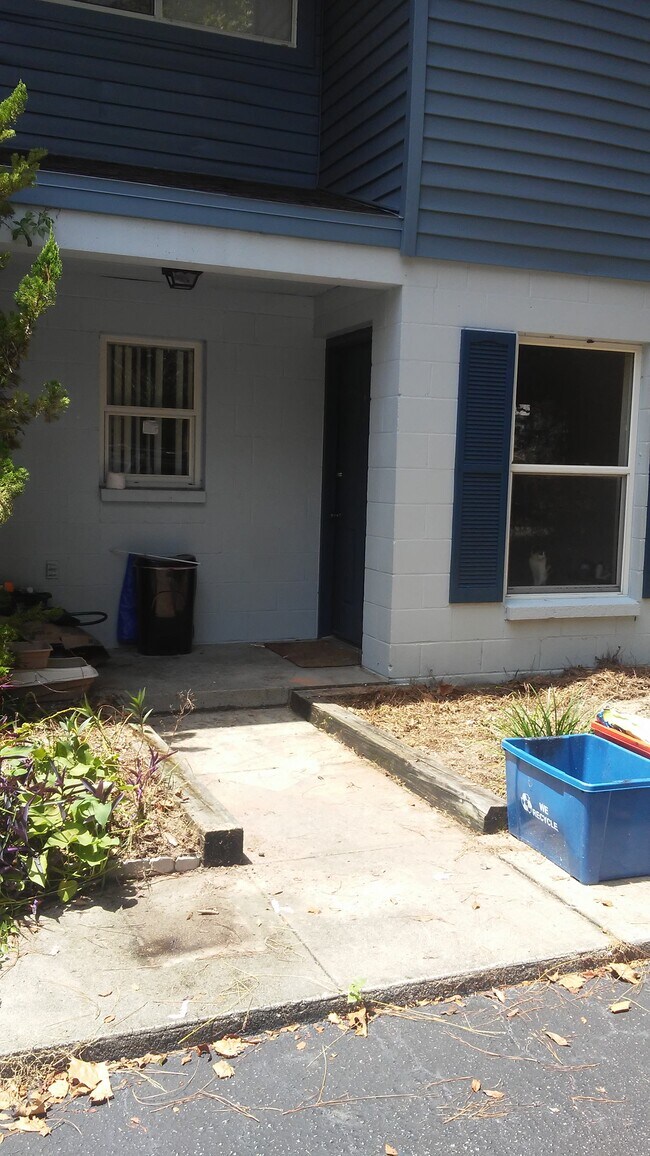 Building Photo - 3936 SW 26th Terrace