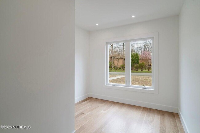 Building Photo - 527 Woodview Rd