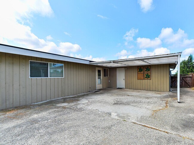 Building Photo - Renton House - 3 Bed/1.5 Bath - Close to Boeing and Renton Landing - Includes Landscaping