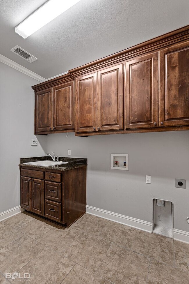 Building Photo - Beautiful 3 bedrooms 2 bathrooms In South ...