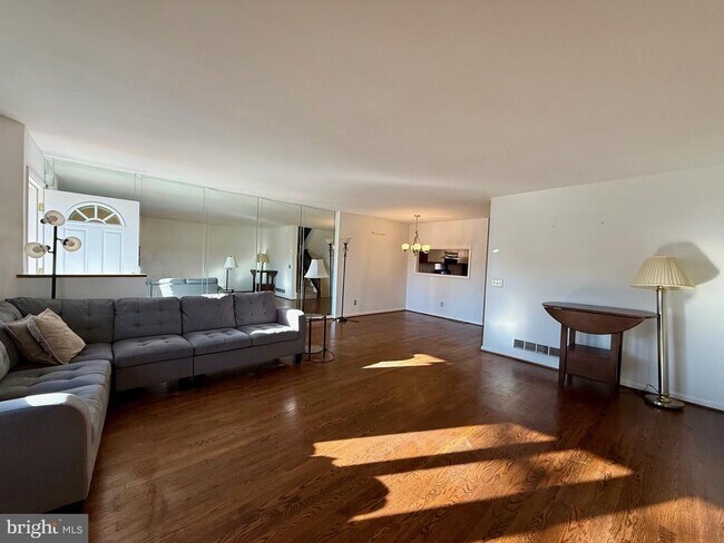 Building Photo - 28 Servan Ct