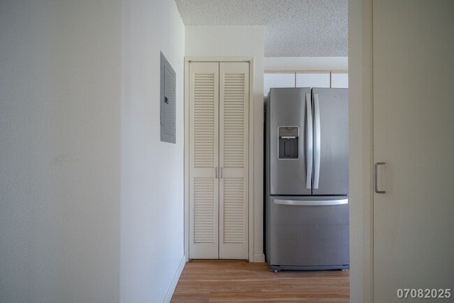 Building Photo - 2 Bedroom 2 Bathroom 2 Assigned Parking in...