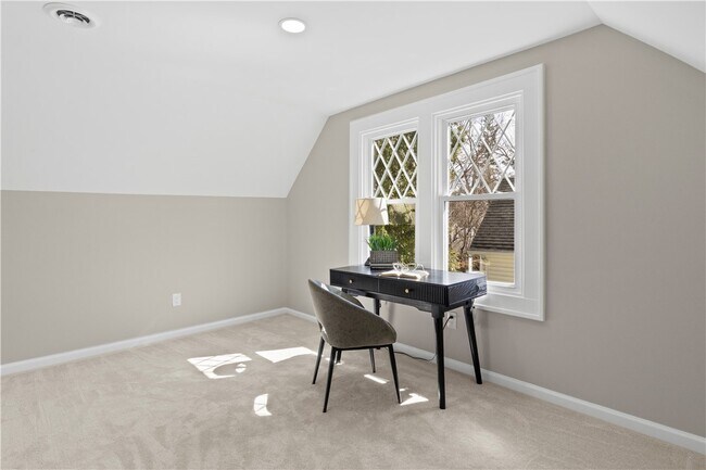 Building Photo - 90 Stoneleigh Ct