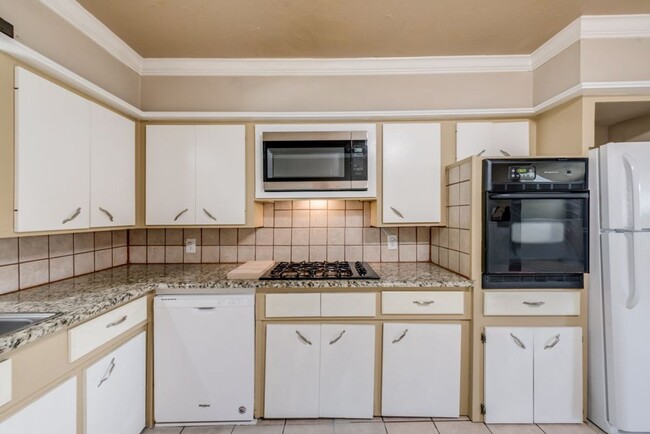 Building Photo - Beautifully Renovated 2 Bed 2 Bath - Deep-...