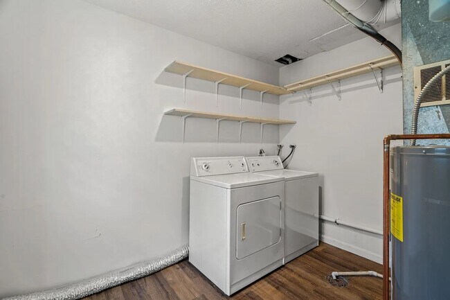 Building Photo - 1304 Essex Ct