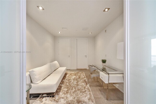 Building Photo - 1300 Brickell Bay Dr