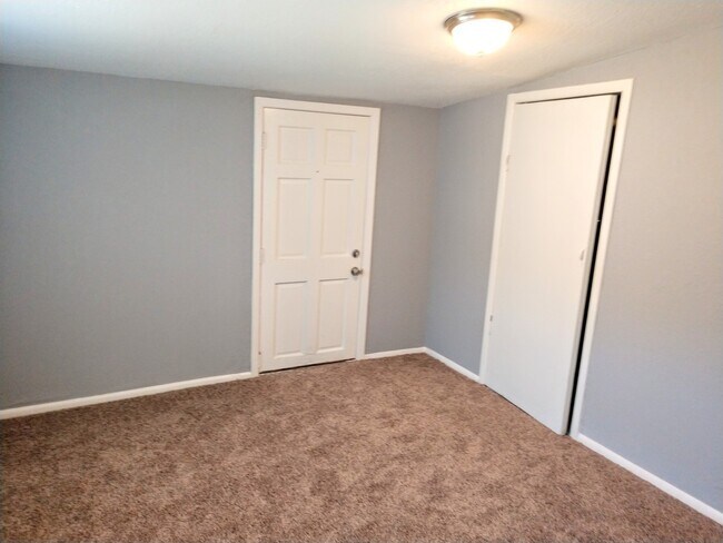 Building Photo - 3 bedroom 1 bath house in central Denton.