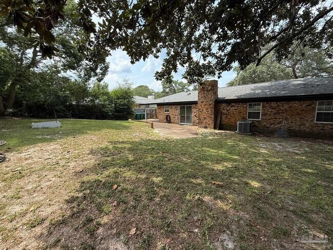 Building Photo - 420 Dolphin St