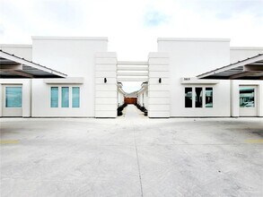 Building Photo - 16 Las Vistas Ln