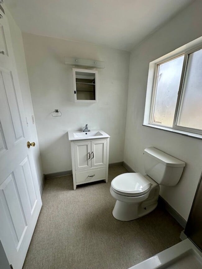 Building Photo - Great one bedroom unit in mid-town!  A mus...