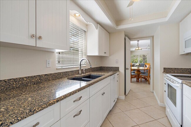 Building Photo - Beautifully updated 2 bed/2 bath located c...