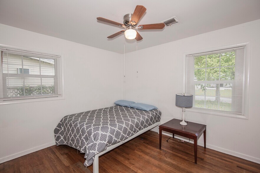 Building Photo - 3831 Forest Glen Dr