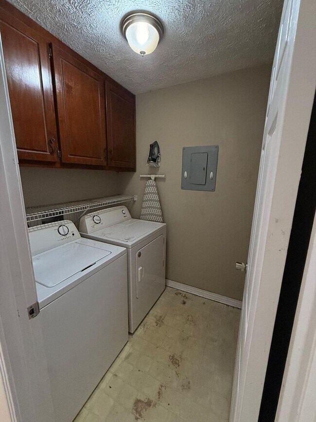 Building Photo - Spacious 4BR Home in Desirable North Columbus