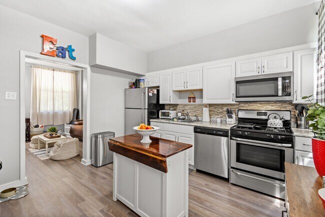 Building Photo - Sensational 2 bedroom home in Beechview available May 1!