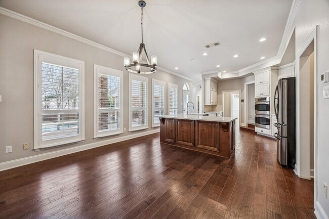 Building Photo - 2900 Creekview Dr