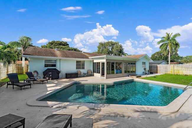 Building Photo - 4193 Hyacinth Cir N