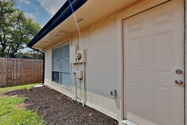 Building Photo - 21610 Crescent Heights St