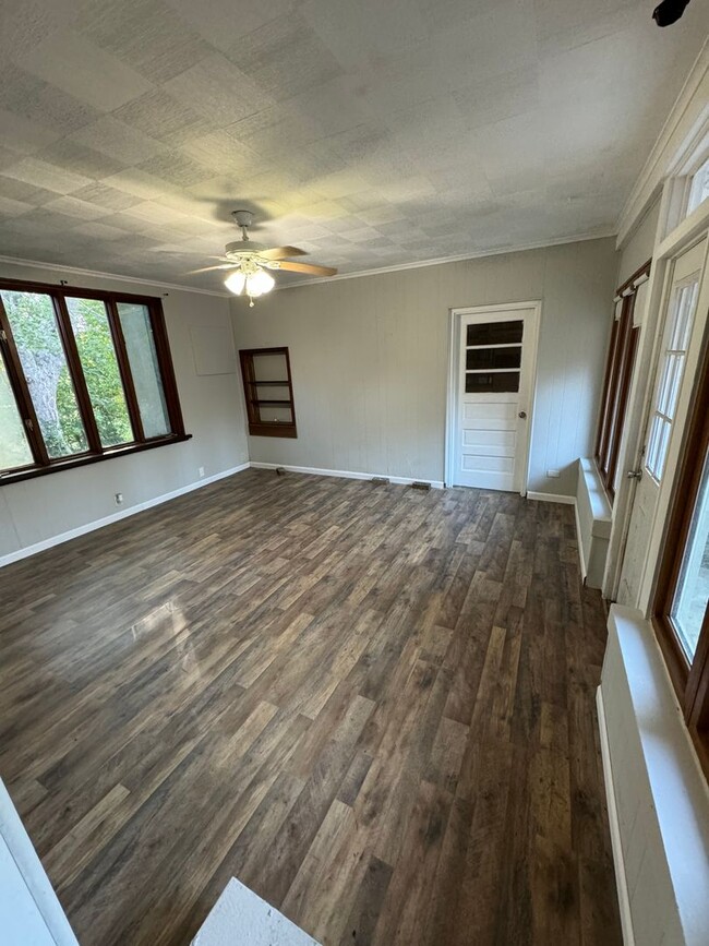 Building Photo - 3 Bedroom 2 Bath Home with Basement and Fe...