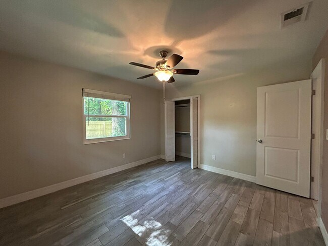 Building Photo - Dream home awaits: stunningly updated 3 be...