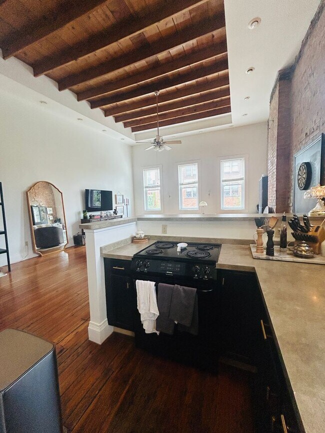 Building Photo - Madison Ave. Loft