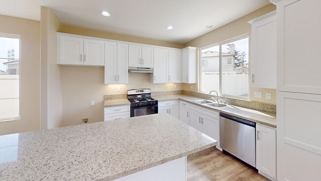 Building Photo - Beautiful Newly Upgraded 4 bedroom 3 bathr...