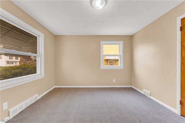 Building Photo - 655 E 240th St