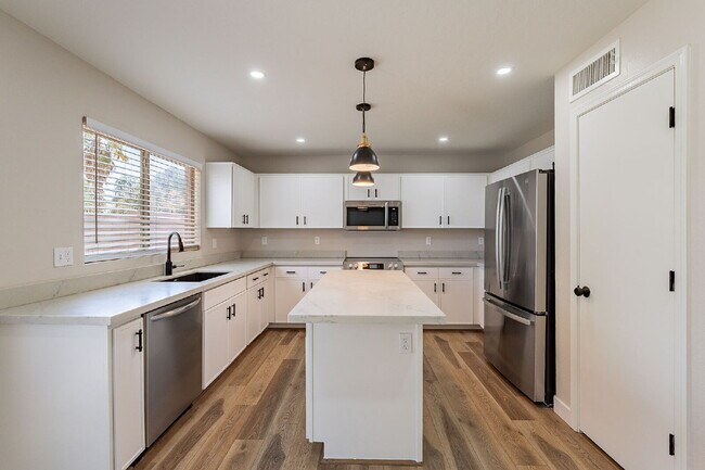 Building Photo - Newly Remodeled 3 bedroom in Goodyear!