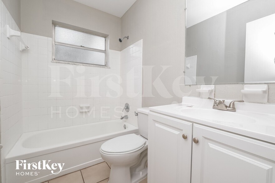 Building Photo - 9331 N Forest Hills Dr