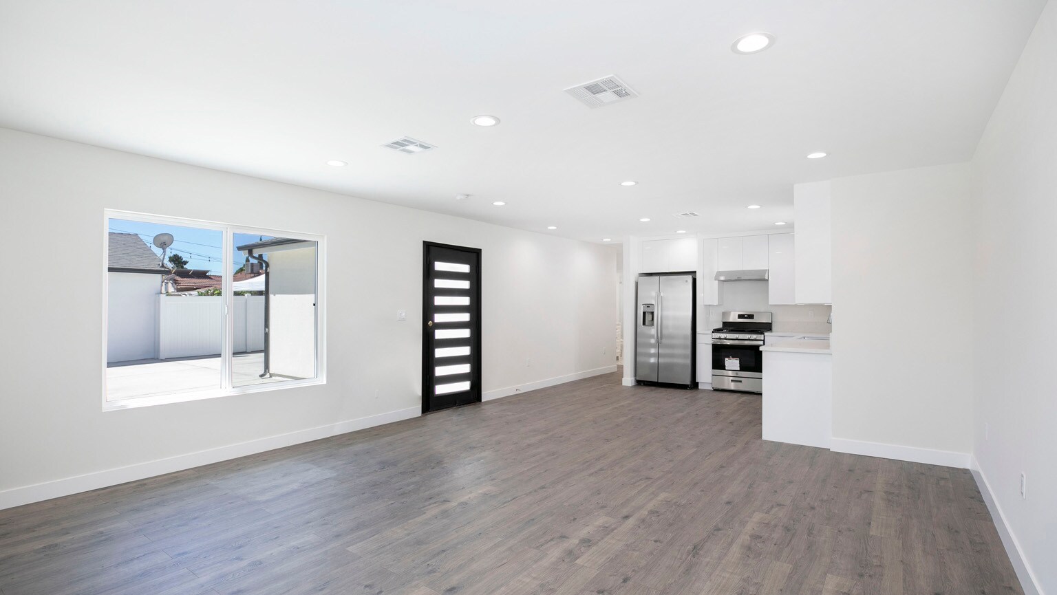 Building Photo - 10422 Woodley Ave