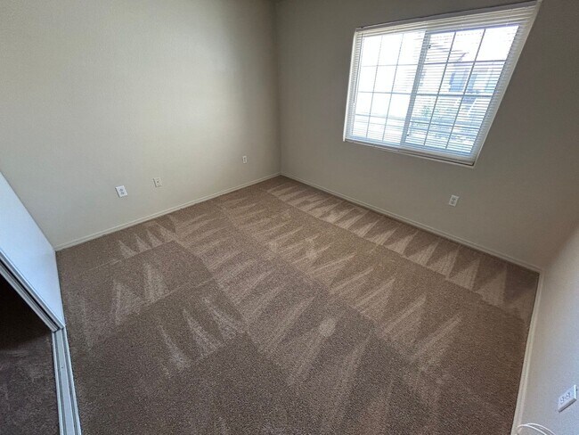 Building Photo - MOVE IN SPECIAL: $1000 OFF RENT WITH THIS SPACIOUS TOP FLOOR 2 BEDROOM 2 BATH CONDO