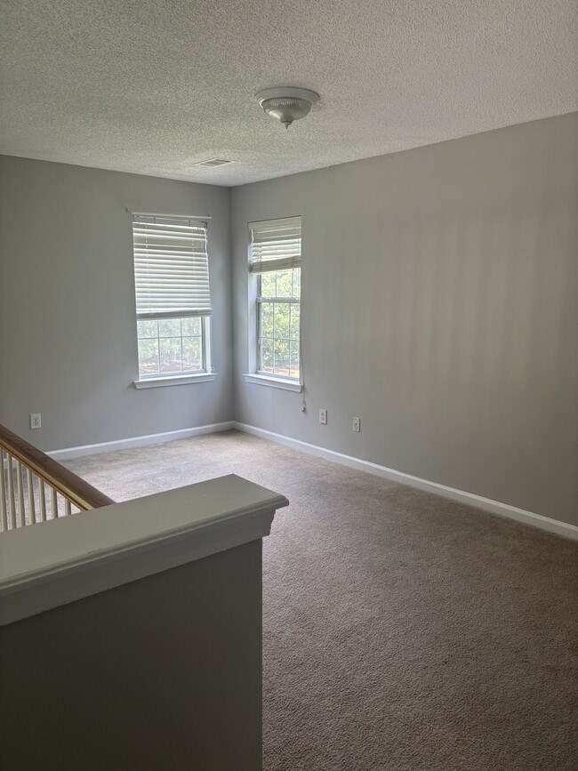 Building Photo - 401 Gresham Dr