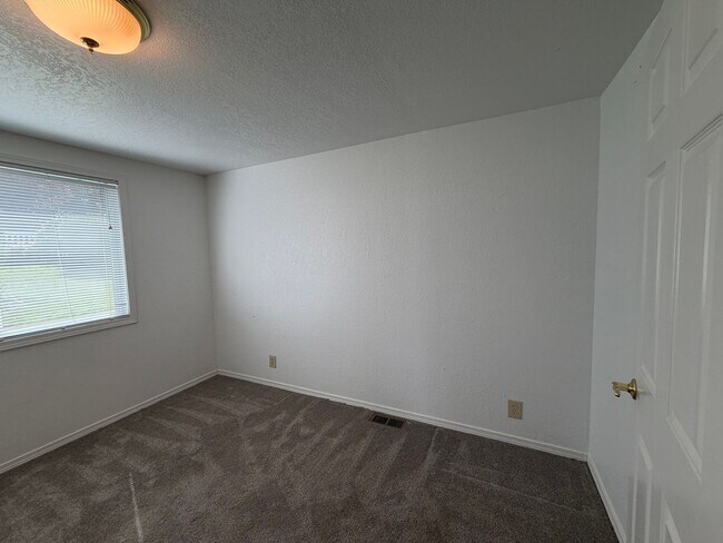 Building Photo - Rare 3-Acre 3BR Home in South Salem – Shops, Workspace & Greenhouses