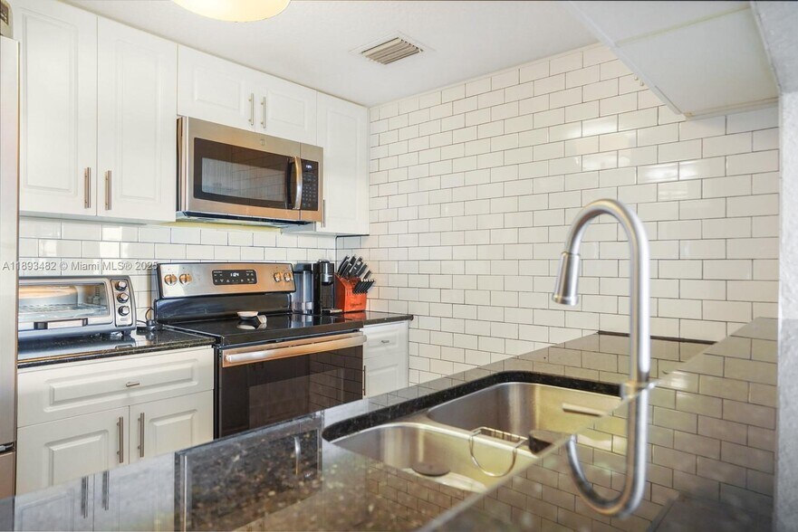 Building Photo - 280 SW 20th Rd